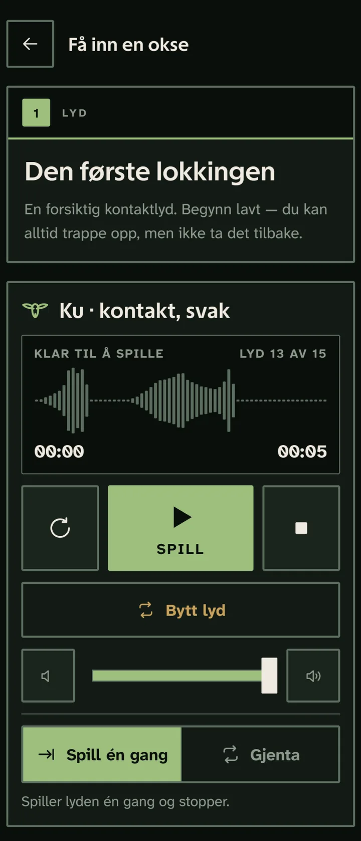 Første steg i scenariet for å få inn en okse. Et kort beskriver steget, under det ligger lyden Ku · kontakt, svak med bølgeform, spilletid og en stor spill-knapp, samt volum og valget mellom å spille én gang eller repetere.