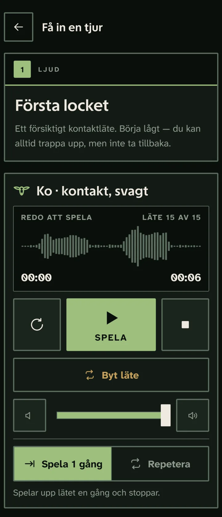 Första steget i scenariot Få in en tjur. Ett kort beskriver steget, under det ligger ljudet Ko · kontakt, svagt med vågform, speltid och en stor spela-knapp, samt val för volym och för att spela en gång eller repetera.